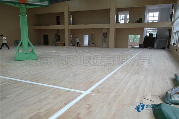 中學(xué)運(yùn)動(dòng)場館木地板施工隊(duì)2